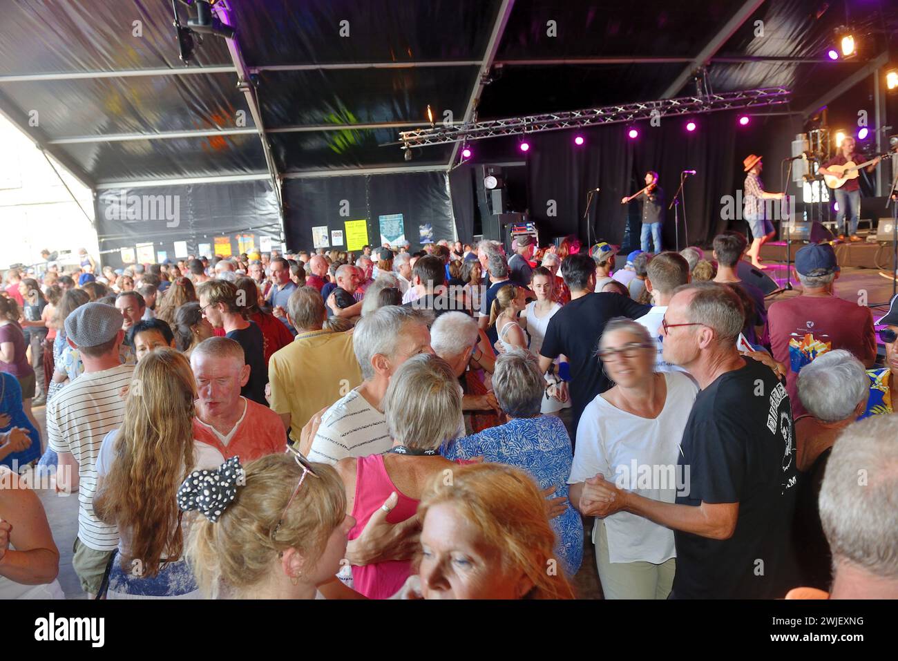 52° Lorient Interceltic Festival (Bretagna nord-occidentale Francia): Fest deiz con la band bretone War Sav il 10 agosto 2023 Foto Stock
