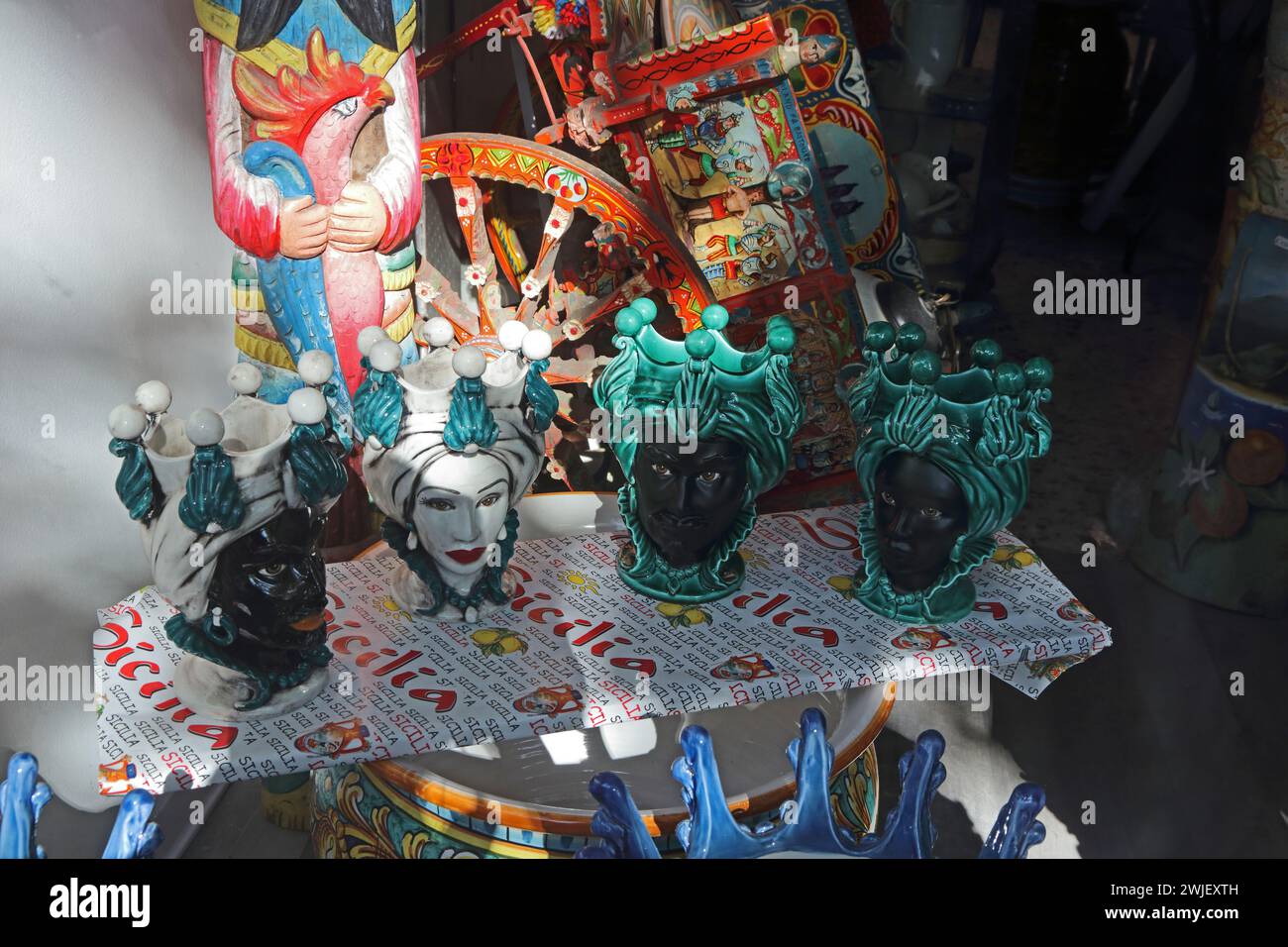 Tradizionali visi di ceramica siciliana, Catania, Sicilia Foto Stock