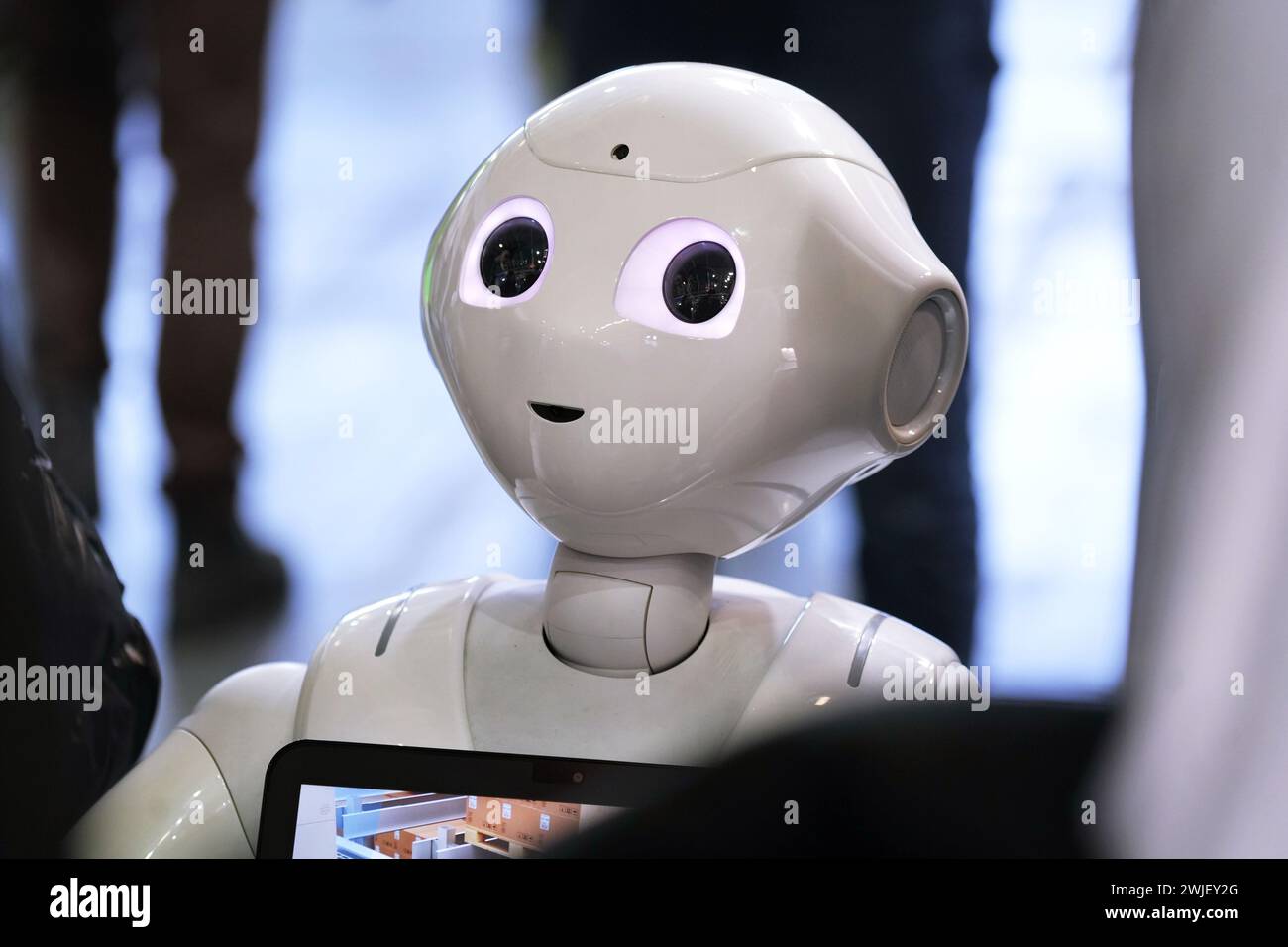 Torino, Italia - 14 febbraio 2024: Pepper, un assistente robotico con schermo informativo, accoglie i visitatori in uno stand presso l'intelligenza artificiale Foto Stock