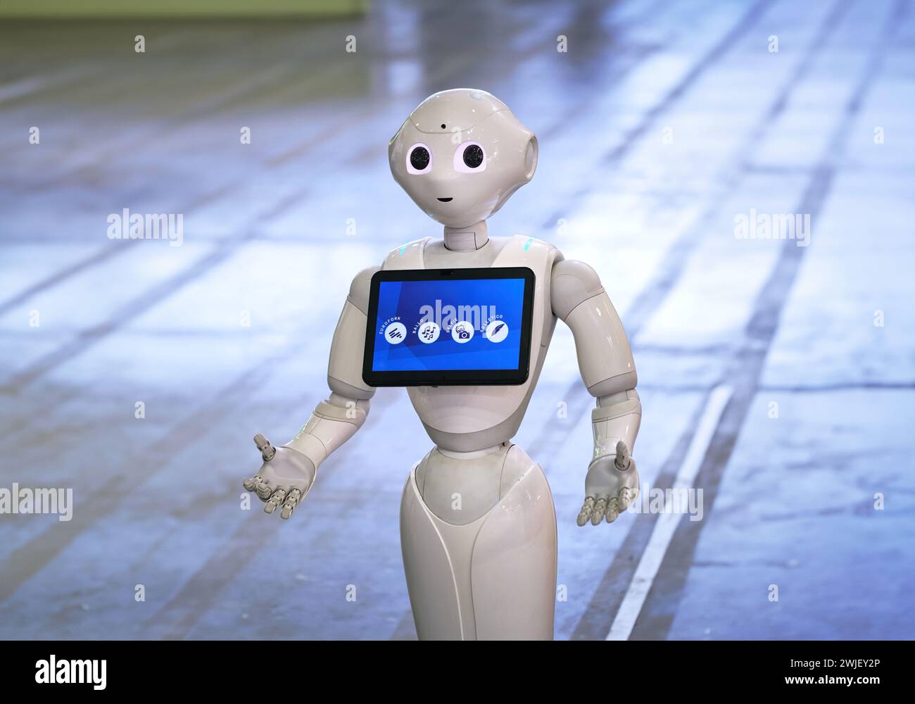 Torino, Italia - 14 febbraio 2024: Pepper, un assistente robotico con schermo informativo, accoglie i visitatori in uno stand presso l'intelligenza artificiale Foto Stock