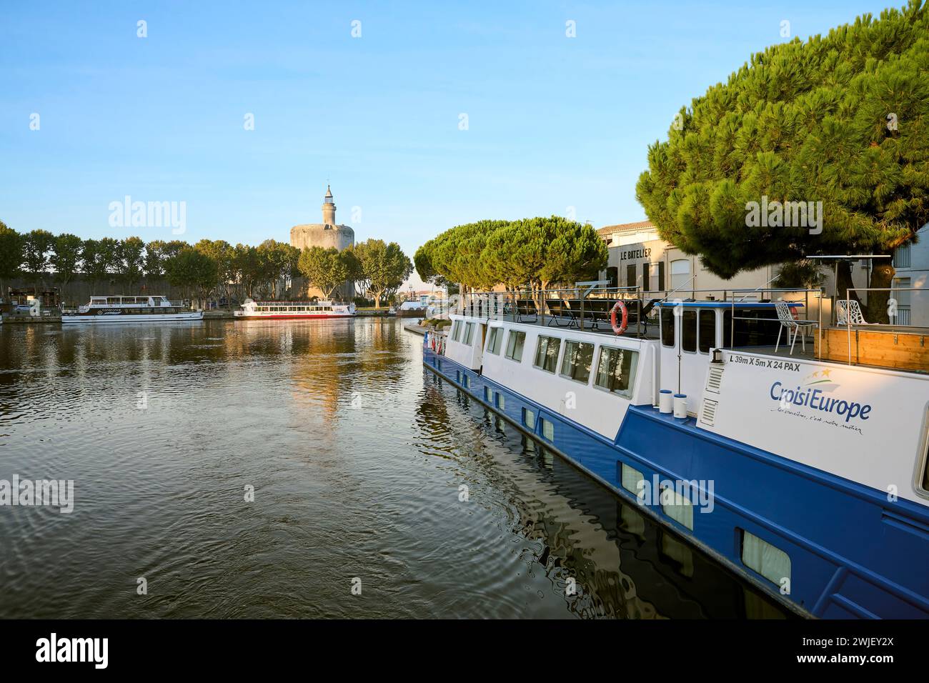 Aigues-Mortes (sud della Francia): Turismo sul “Canal du Rhone a Sete” (canale Rodano-Sete) Foto Stock