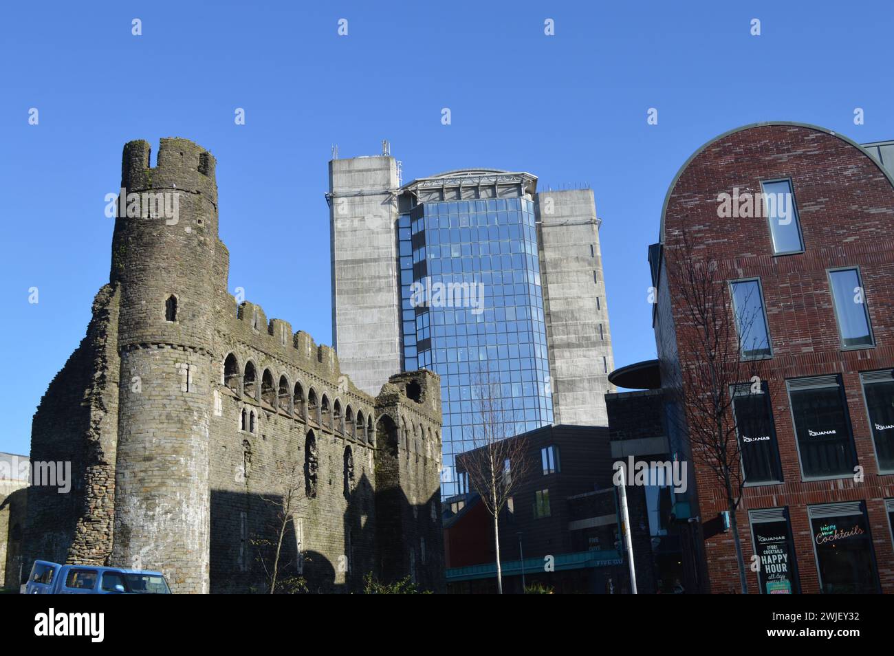 BT Tower, Swansea Castle e Castle Quarter Redevelopment a Swansea, Galles, Regno Unito. 26 gennaio 2024. Foto Stock