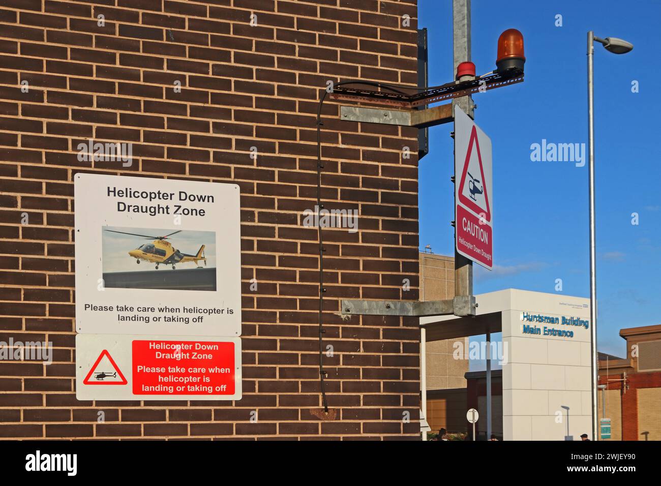 Cartello di avvertimento di Helicopter Down Draft vicino all'eliporto, Northern General Hospital, Sheffield Foto Stock
