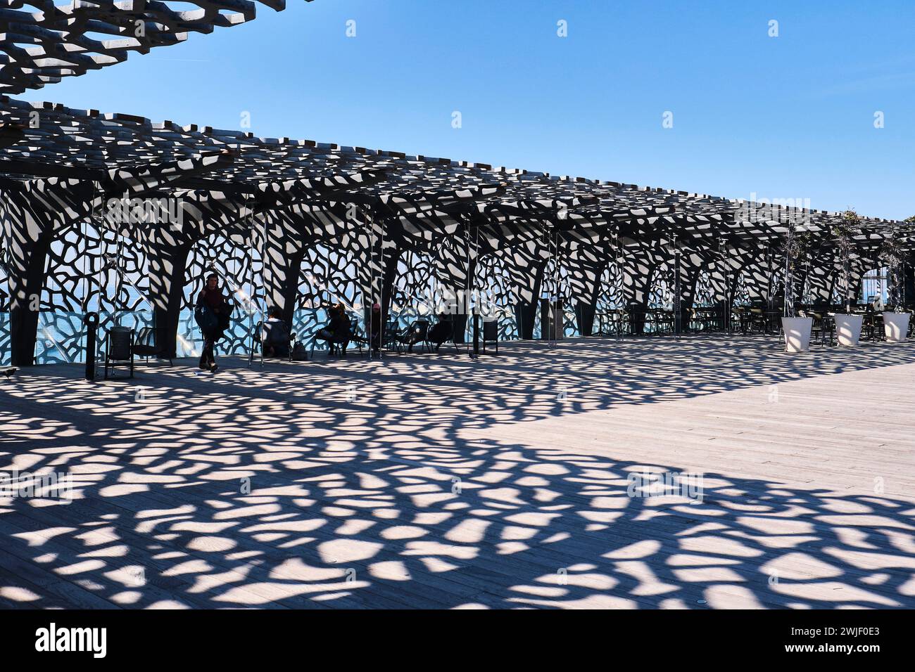 Marsiglia (Francia sud-orientale): MuCEM, Museo delle civiltà europee e mediterranee, un cubo circondato da una conchiglia a reticolo di fibre reinfor Foto Stock