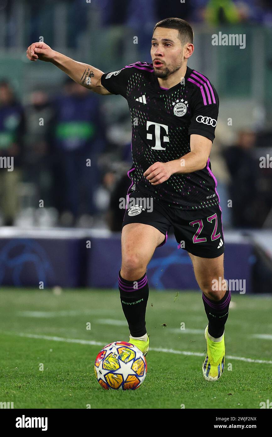 Raphael Guerreiro del Bayern Munchen durante la partita di Champions League tra SS Lazio e FC Bayern Munchen allo stadio Olimpico di Roma, 14 febbraio 2024. Foto Stock