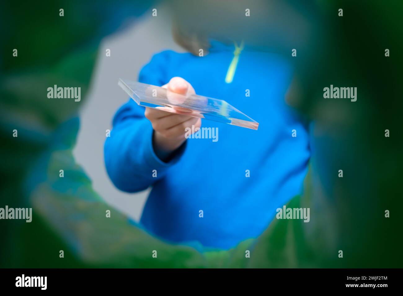 Bambini che mettono il vetro in un cestino dei rifiuti, riciclo e smistamento dei rifiuti Foto Stock