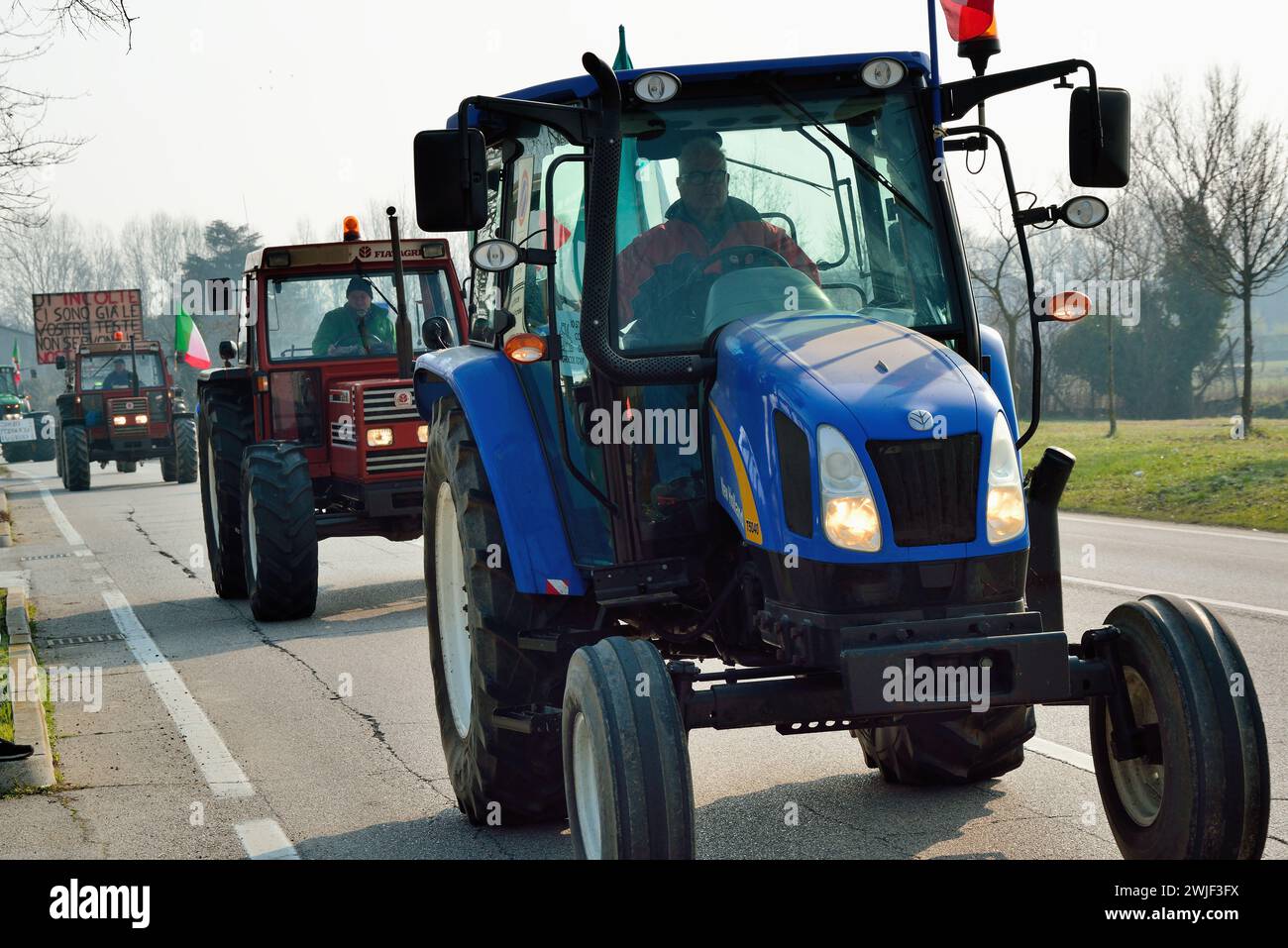 Padova, Italia, 15 febbraio 2024. Gli agricoltori con 700 trattori manifestano contro le politiche agricole europee, contro l'introduzione di colture OGM, contro il monopolio del mercato delle sementi da parte delle multinazionali e contro l'importazione di prodotti agricoli da paesi terzi che non rispettano le norme europee producendo a prezzi competitivi. Crediti: Ferdinando Piezzi/Alamy Live News Foto Stock