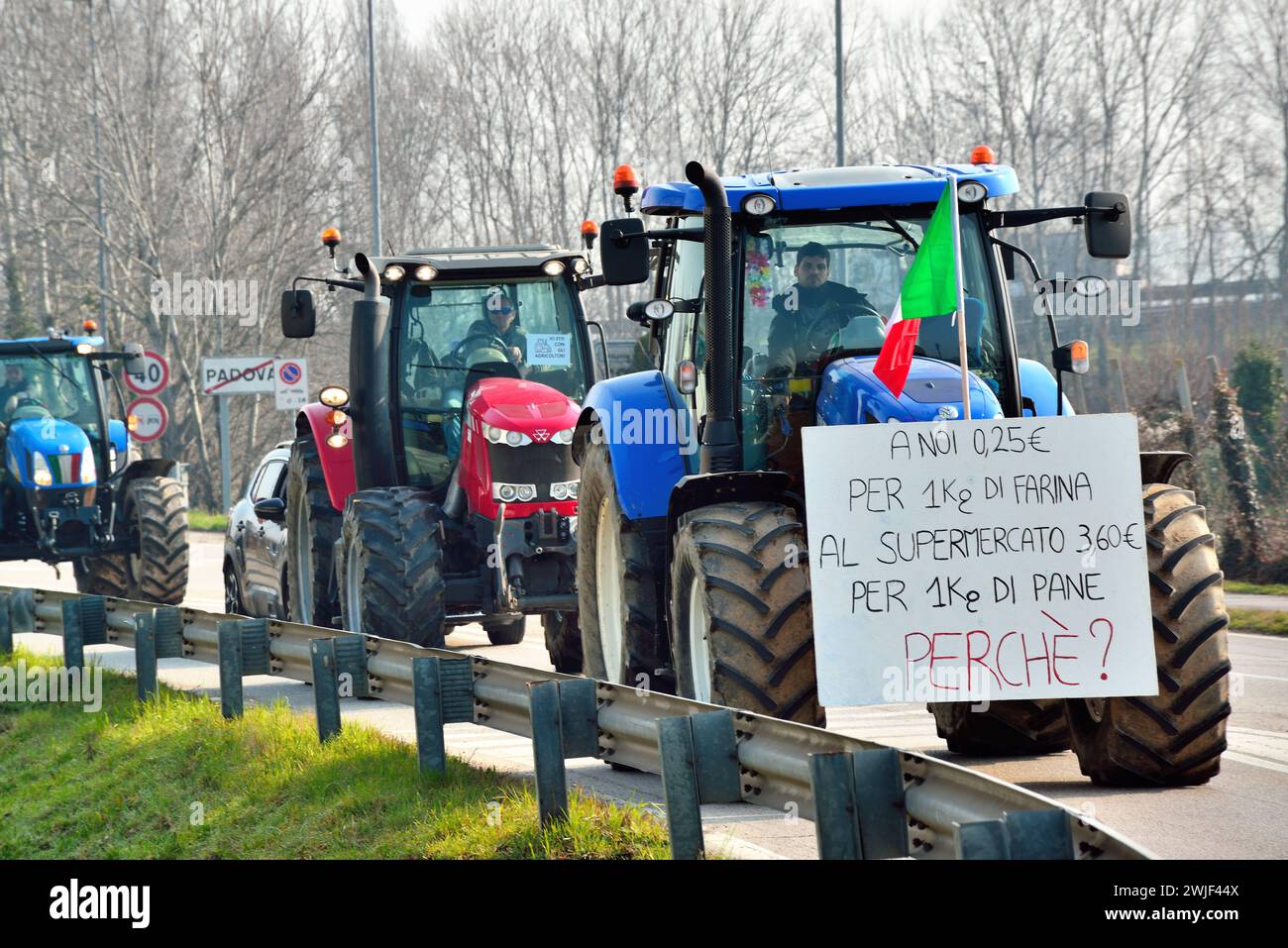 Padova, Italia, 15 febbraio 2024. Gli agricoltori con 700 trattori manifestano contro le politiche agricole europee, contro l'introduzione di colture OGM, contro il monopolio del mercato delle sementi da parte delle multinazionali e contro l'importazione di prodotti agricoli da paesi terzi che non rispettano le norme europee producendo a prezzi competitivi. Crediti: Ferdinando Piezzi/Alamy Live News Foto Stock