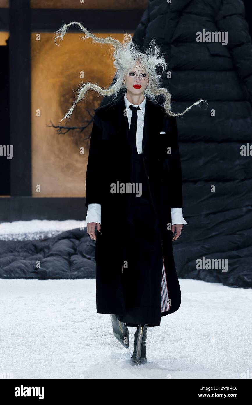 New York, Stati Uniti. 14 febbraio 2024. La modella Kristen McMenamy cammina sulla passerella alla sfilata di Thom Browne durante la sfilata di moda Autunno Inverno 2024 alla New York Fashion Week di New York, NY il 14 febbraio 2024. (Foto di Jonas Gustavsson/Sipa USA) credito: SIPA USA/Alamy Live News Foto Stock