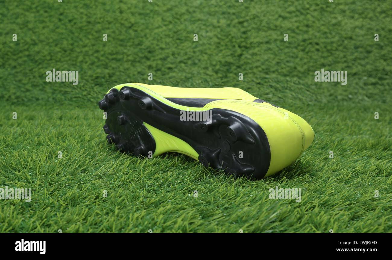 scarpa da calcio verde e nera sull'erba verde Foto Stock