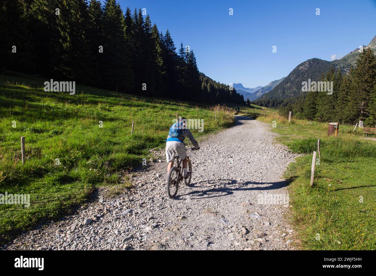 21.08.2016 Les Contamine-Montjoie, alta Savoia, Francia. Originariamente un percorso per escursionisti, sta diventando un tour popolare per gli amanti della mountain bike. Foto Stock