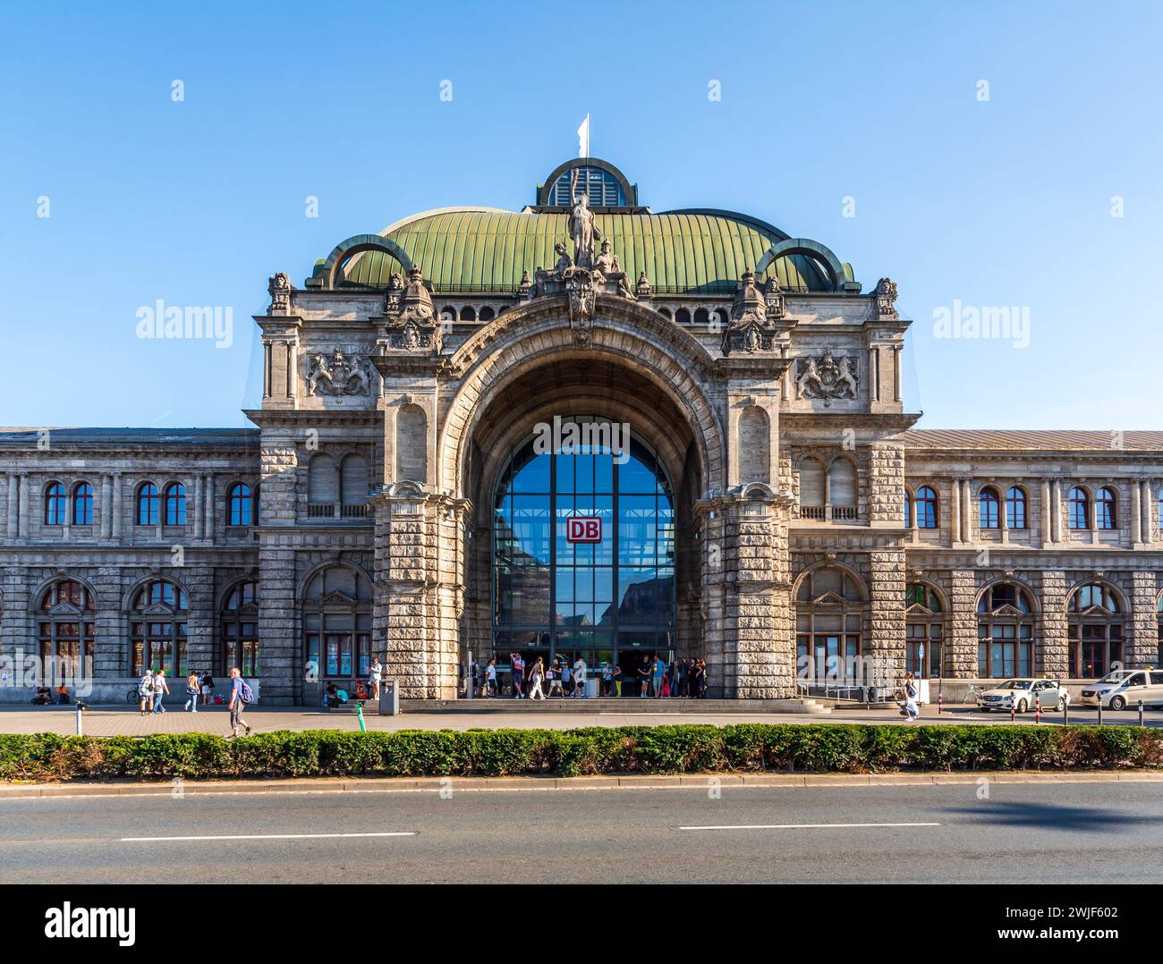 Porta principale della stazione centrale di Norimberga, Germania, (ri)costruita negli anni '1950 in stile neorinascimentale, gestita dalla compagnia ferroviaria Deutsche Bahn. Foto Stock