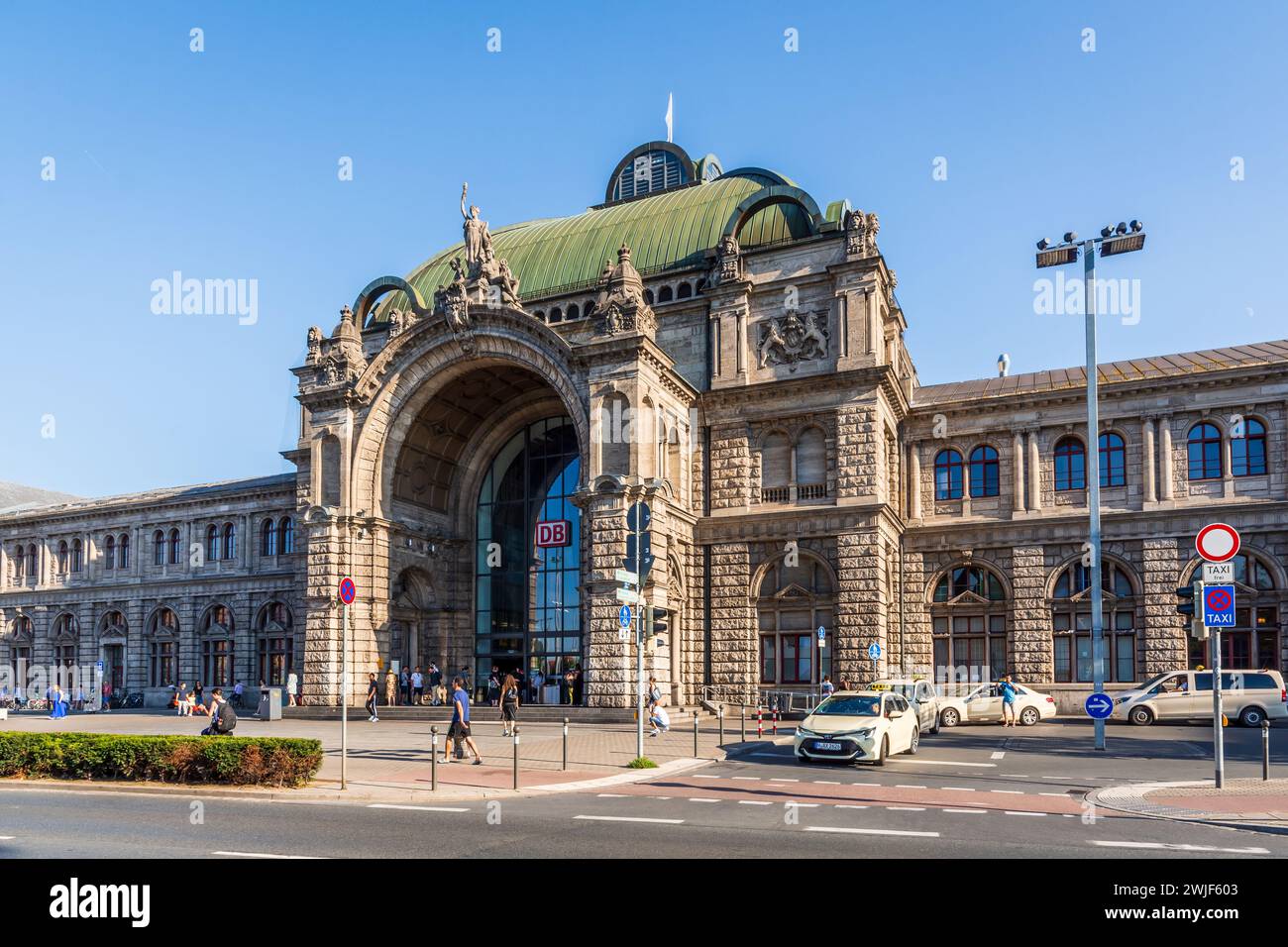 Porta principale della stazione centrale di Norimberga, Germania, (ri)costruita negli anni '1950 in stile neorinascimentale, gestita dalla compagnia ferroviaria Deutsche Bahn. Foto Stock