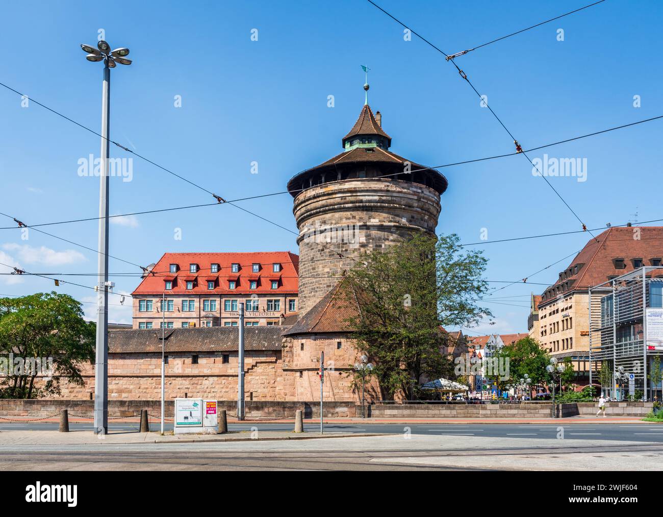 Vista orientale del Frauentorturm di Norimberga, Germania, una delle torri delle fortificazioni della città vecchia, che si affaccia sulla porta della città di Königstor. Foto Stock