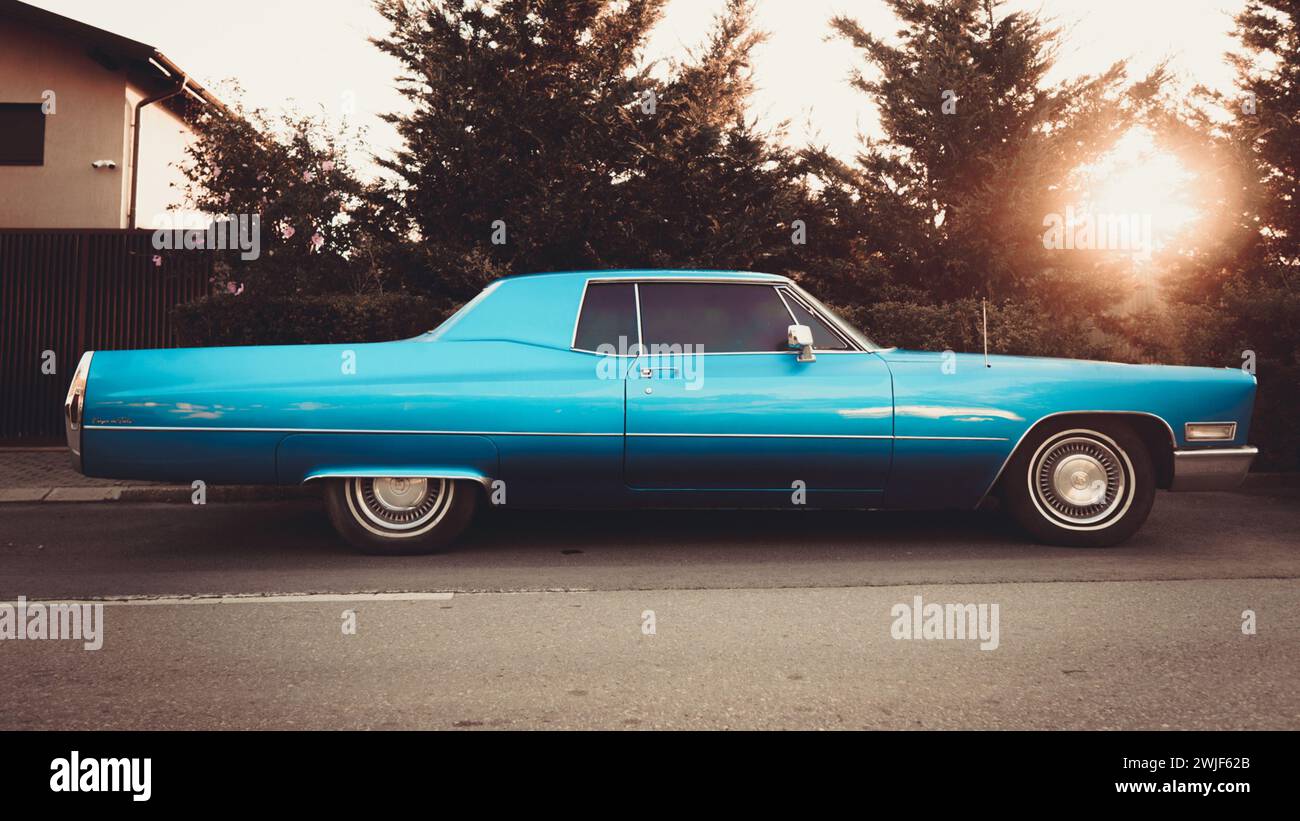 Vintage Luxury cadillac coupé blu retrò deville sulla strada addict dalle auto retrò Foto Stock