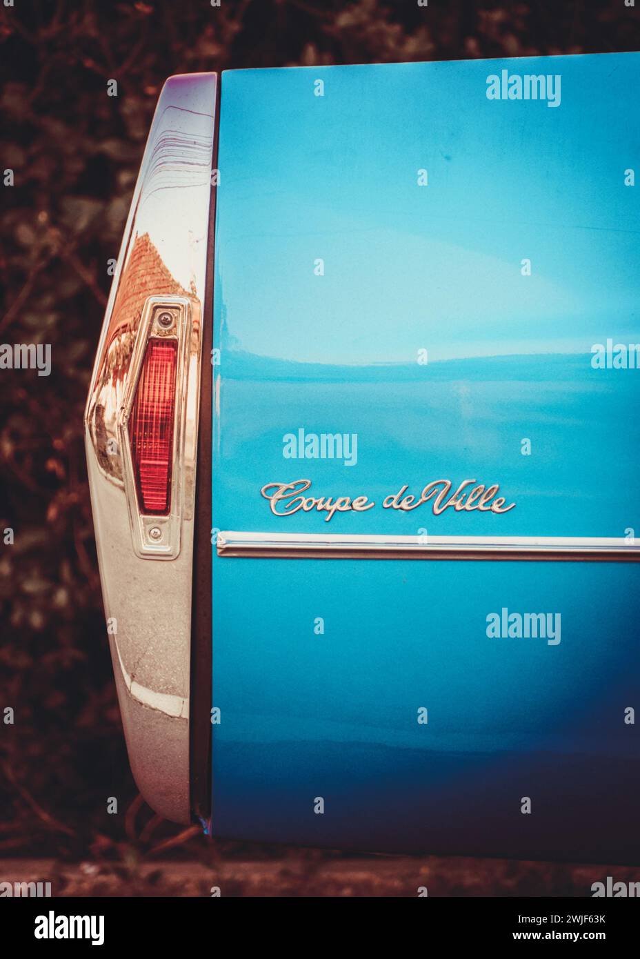 Vintage Luxury cadillac coupé blu retrò deville sulla strada addict dalle auto retrò Foto Stock