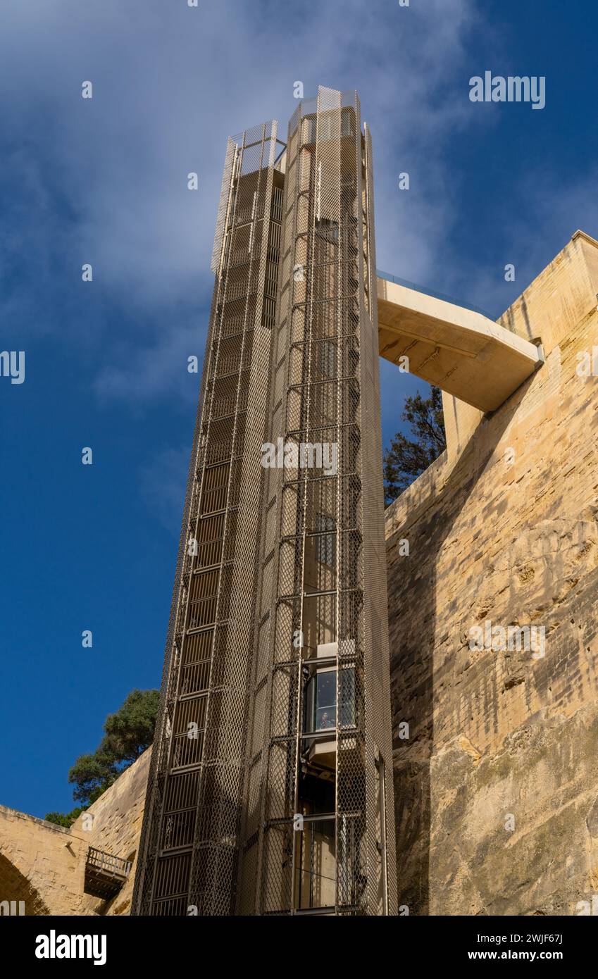 La Valletta, Malta - 23 dicembre 2023: Vista verticale dell'ascensore ad alta velocità Barrakka nel grande porto di la Valletta Foto Stock