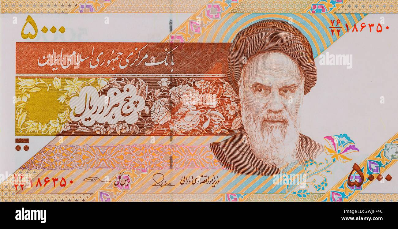 Valuta nazionale iraniana sotto forma di cinquemila banconote in contanti rial emesse dalla Banca centrale della Repubblica islamica Iran Foto Stock