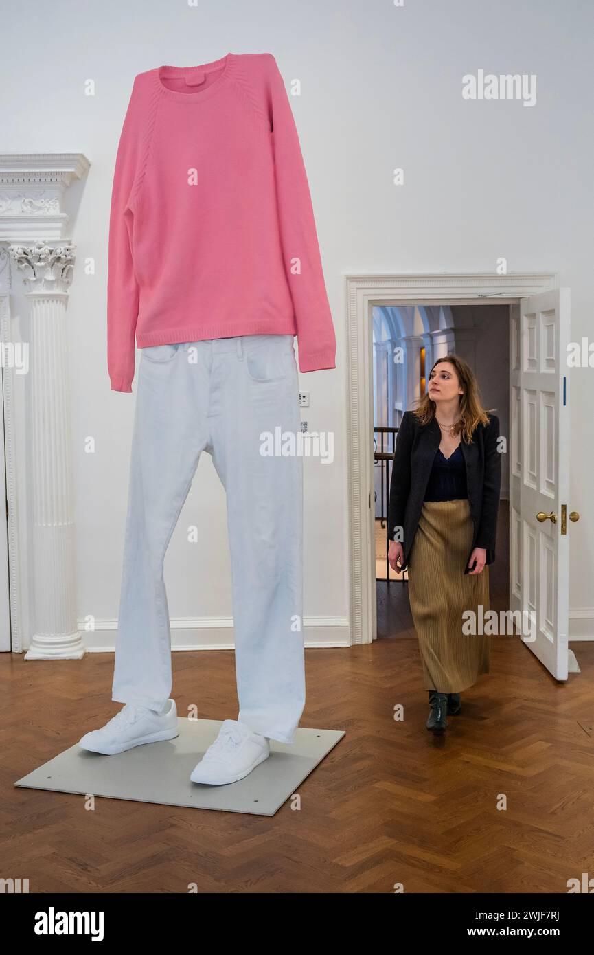 Londra, Regno Unito. 15 febbraio 2024. Breeze (sostituti), 2022 - surrogato una mostra di nuove sculture di Erwin Wurm, al Thaddaeus Ropac di Londra. Tre serie di lavori per la prima volta: Paradise, Mind Bubbles e Dreamers, insieme a sviluppi chiave nelle sue iconiche sculture di un minuto. "Mettono in evidenza i particolari valori sociali attribuiti a ciò che un individuo sceglie di indossare, diventando "sostituti" o "surrogati" del corpo umano stesso." Crediti: Guy Bell/Alamy Live News Foto Stock