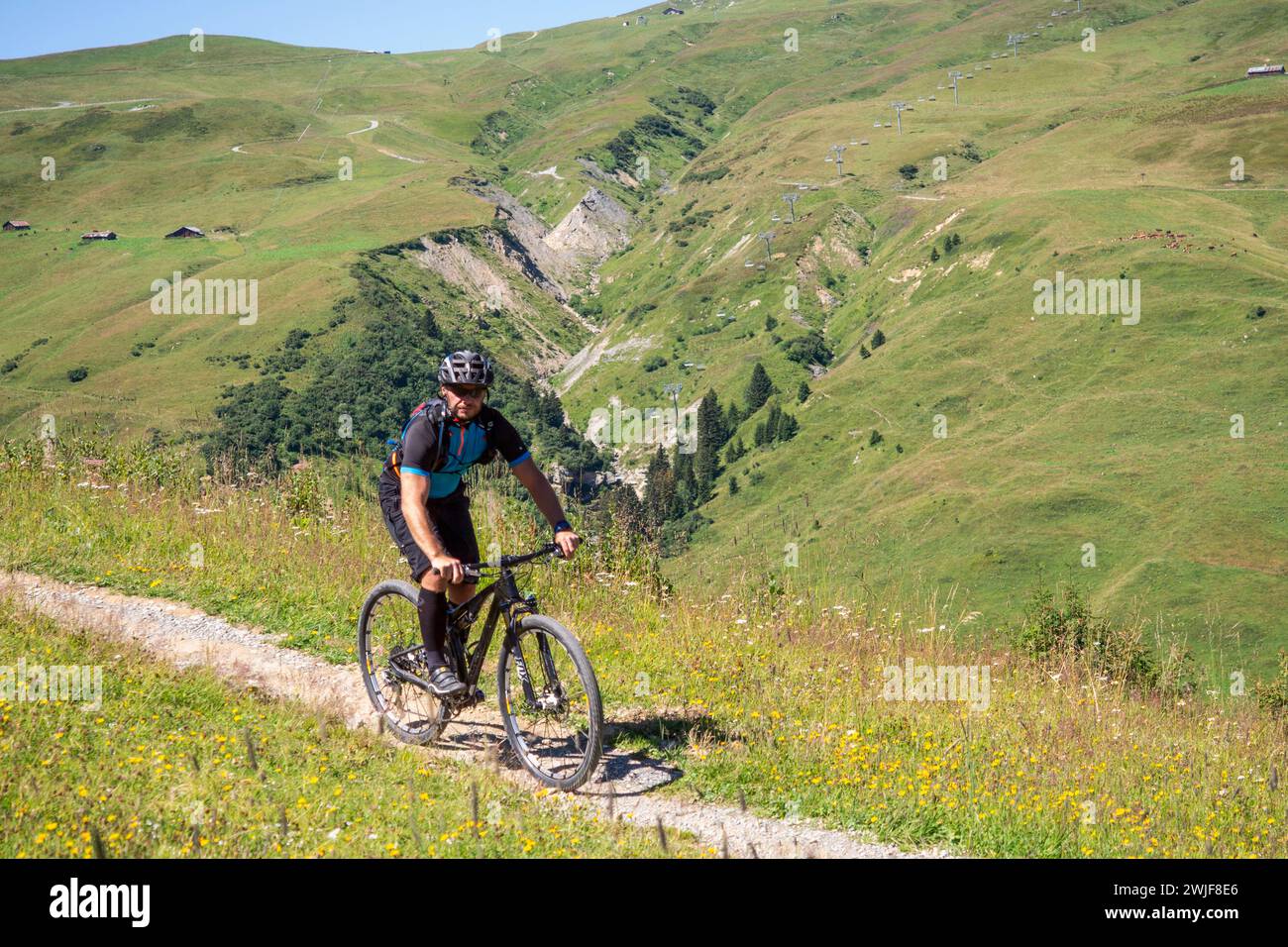 21.08.2016 Les Contamine-Montjoie, alta Savoia, Francia. Originariamente un percorso per escursionisti, sta diventando un tour popolare per gli amanti della mountain bike. Foto Stock