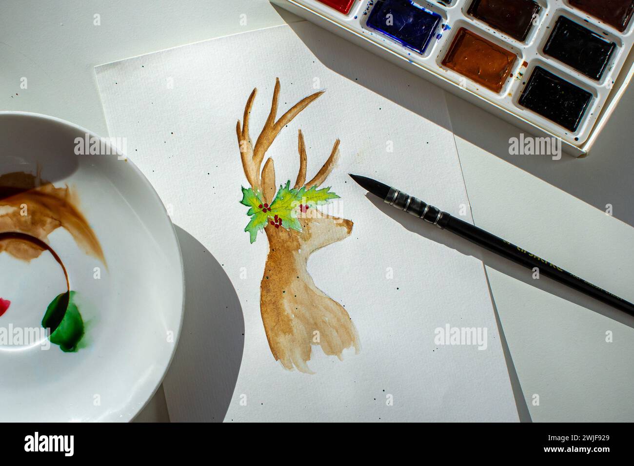 Immagine di un cervo con un set di vernici ad acquerello e un pennello Foto Stock