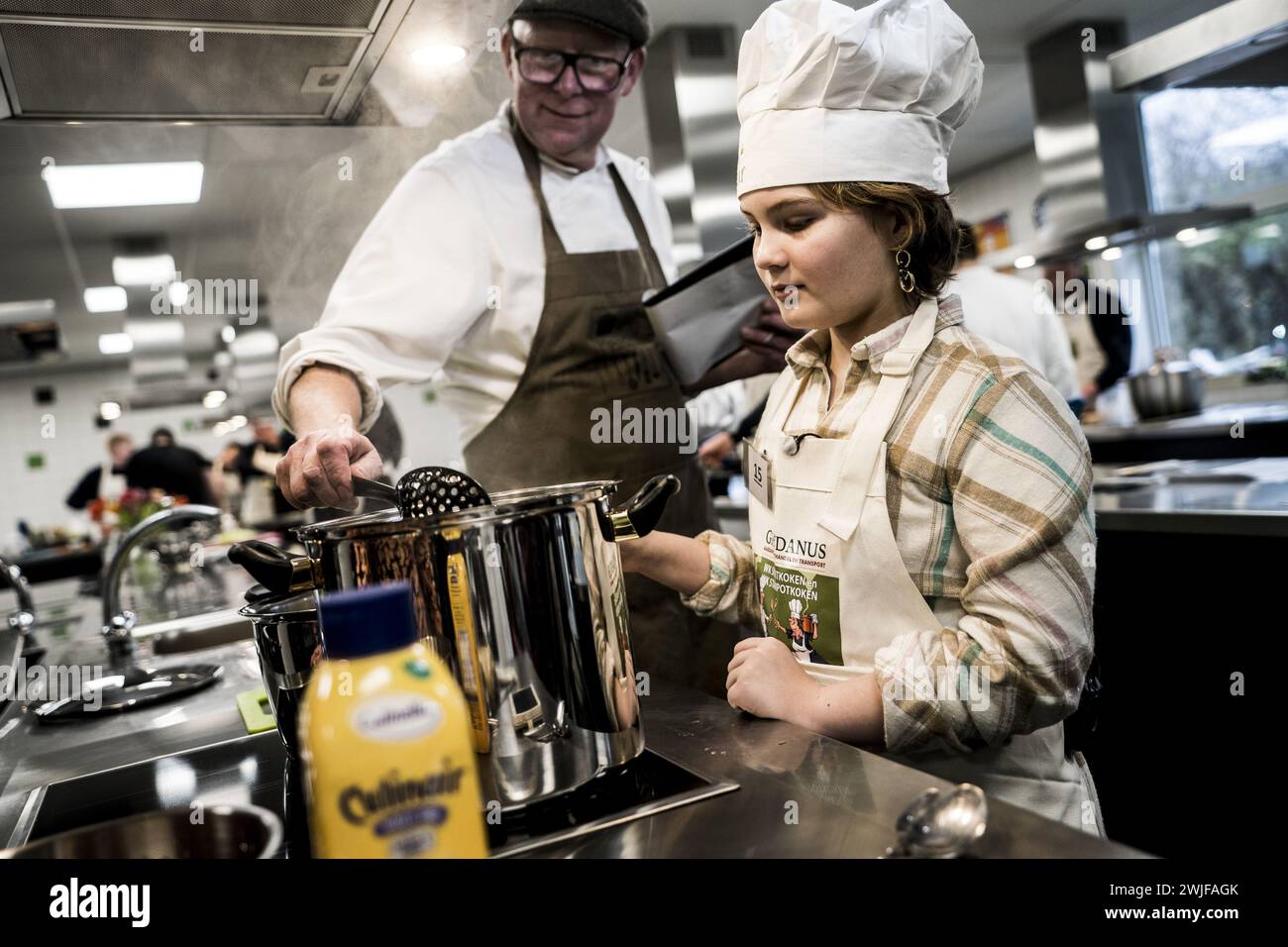 GRONINGEN - partecipanti in cucina durante i Campionati mondiali di cucina dello Snert e dello stufato. La Coppa del mondo si terrà quest'anno per la ventinovesima volta. ANP SIESE VEENSTRA netherlands Out - belgium Out Foto Stock