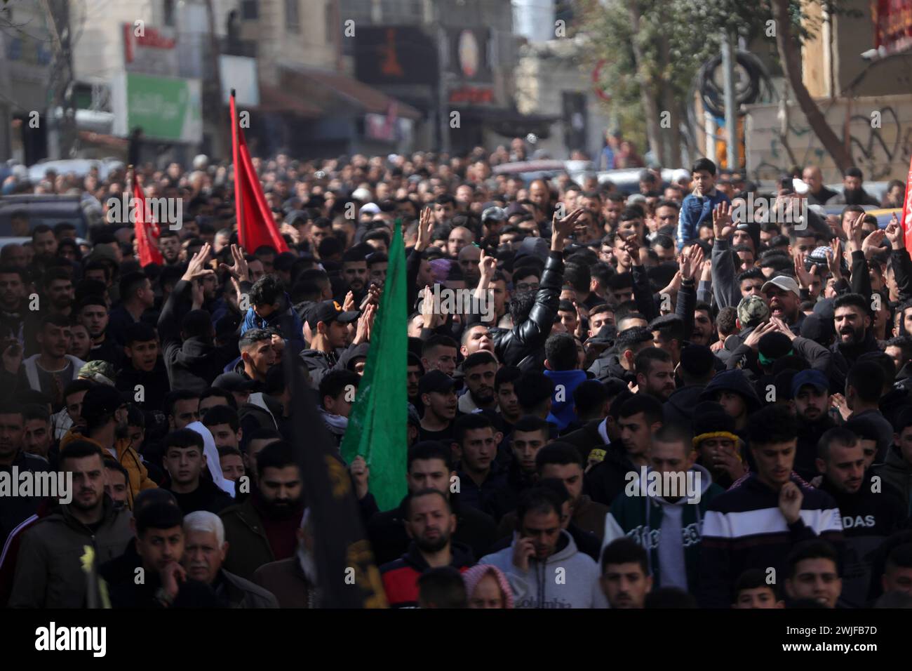 Il 15 febbraio 2024 i luterani camminano. Nel funerale di un bambino, Nihal Ziad Breighith Mourners Walk il 15 febbraio 2024. Al funerale di un bambino, Nihal Ziad Breighith 17, nella città di Beit Ummar, a nord di Hebron il 15 febbraio 2024. Breighith è morto per essere stato colpito alla testa da proiettili vivi ieri sera durante gli scontri scoppiati dopo che l'esercito è entrato nel villaggio. Foto di Mamoun Wazwaz apaimages Hebron Cisgiordania territorio palestinese 150224 Hebron MW 0011 Copyright: XapaimagesxMamounxWazwazxxapaimagesx Foto Stock