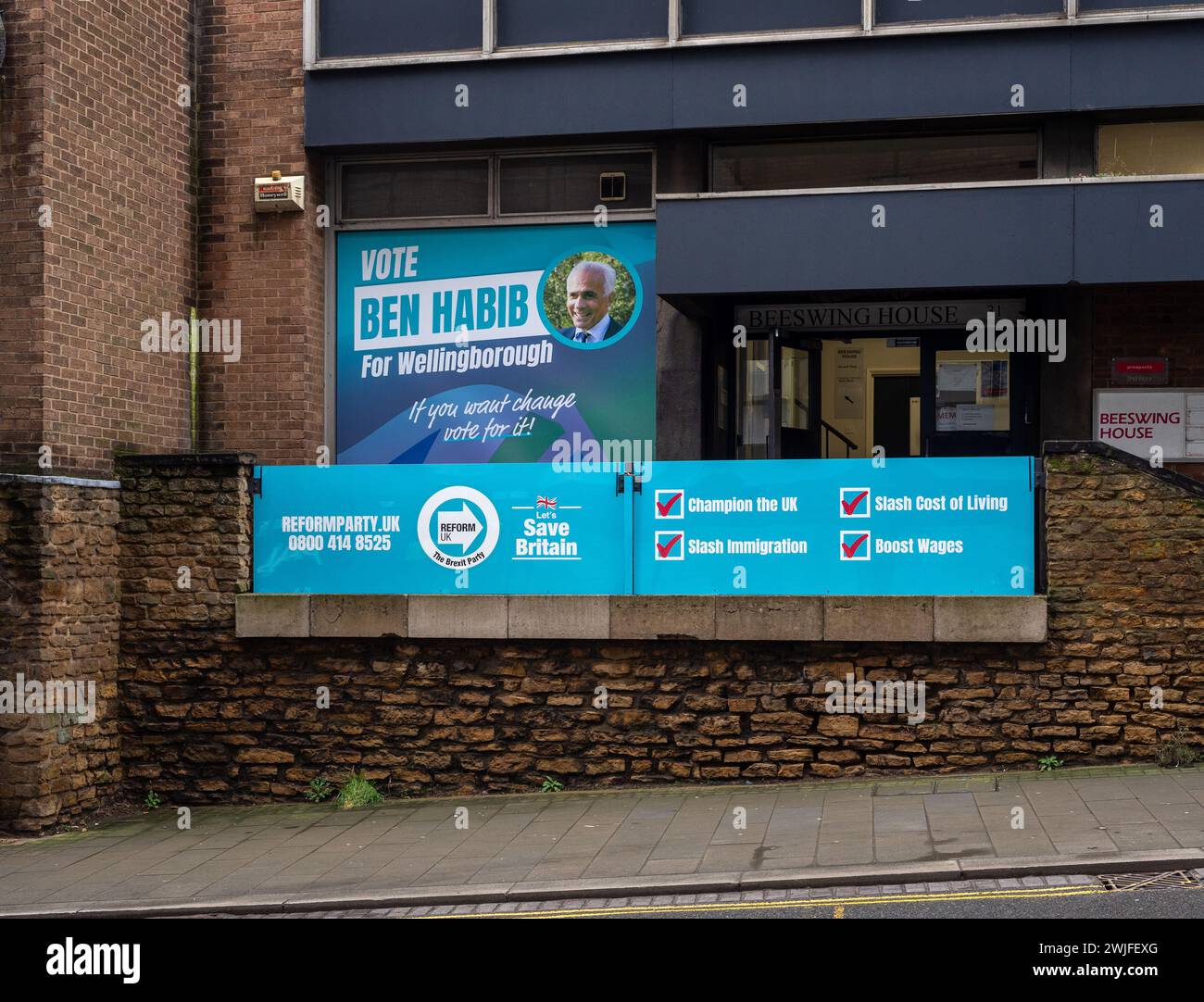 Wellingborough per le elezioni del 2024; sede della campagna per il candidato britannico alla riforma Ben Habib con manifesti fuori, Wellingborough Regno Unito Foto Stock