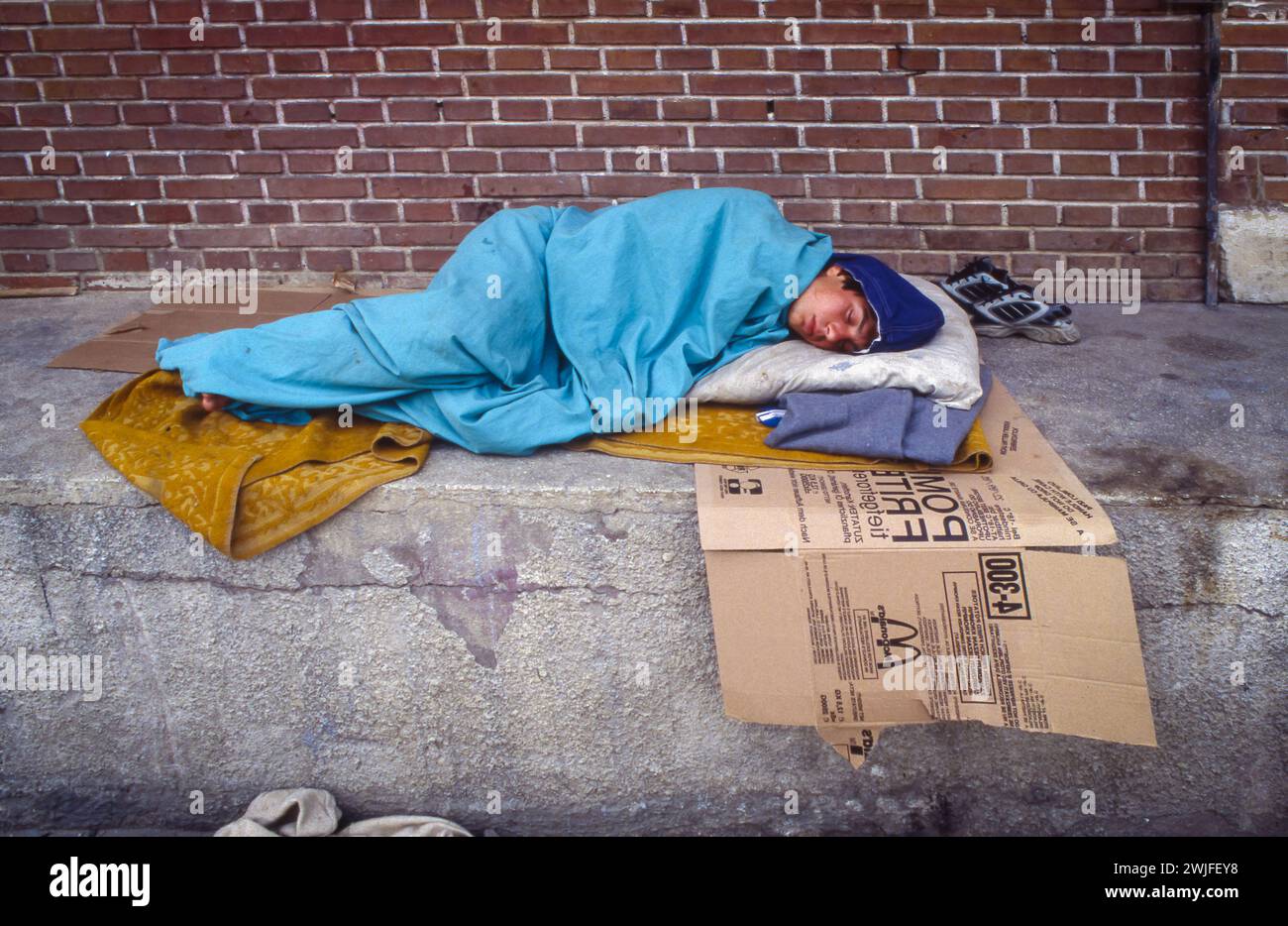 Romania, Bucarest, un senzatetto dorme in un luogo pubblico. Foto Stock