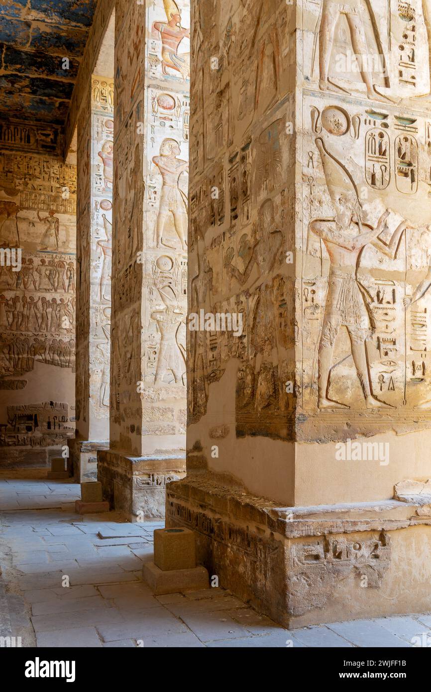 Geroglifici scolpiti su colonne, all'interno del tempio Medinet Habu sulla riva occidentale di Luxor, Egitto Foto Stock