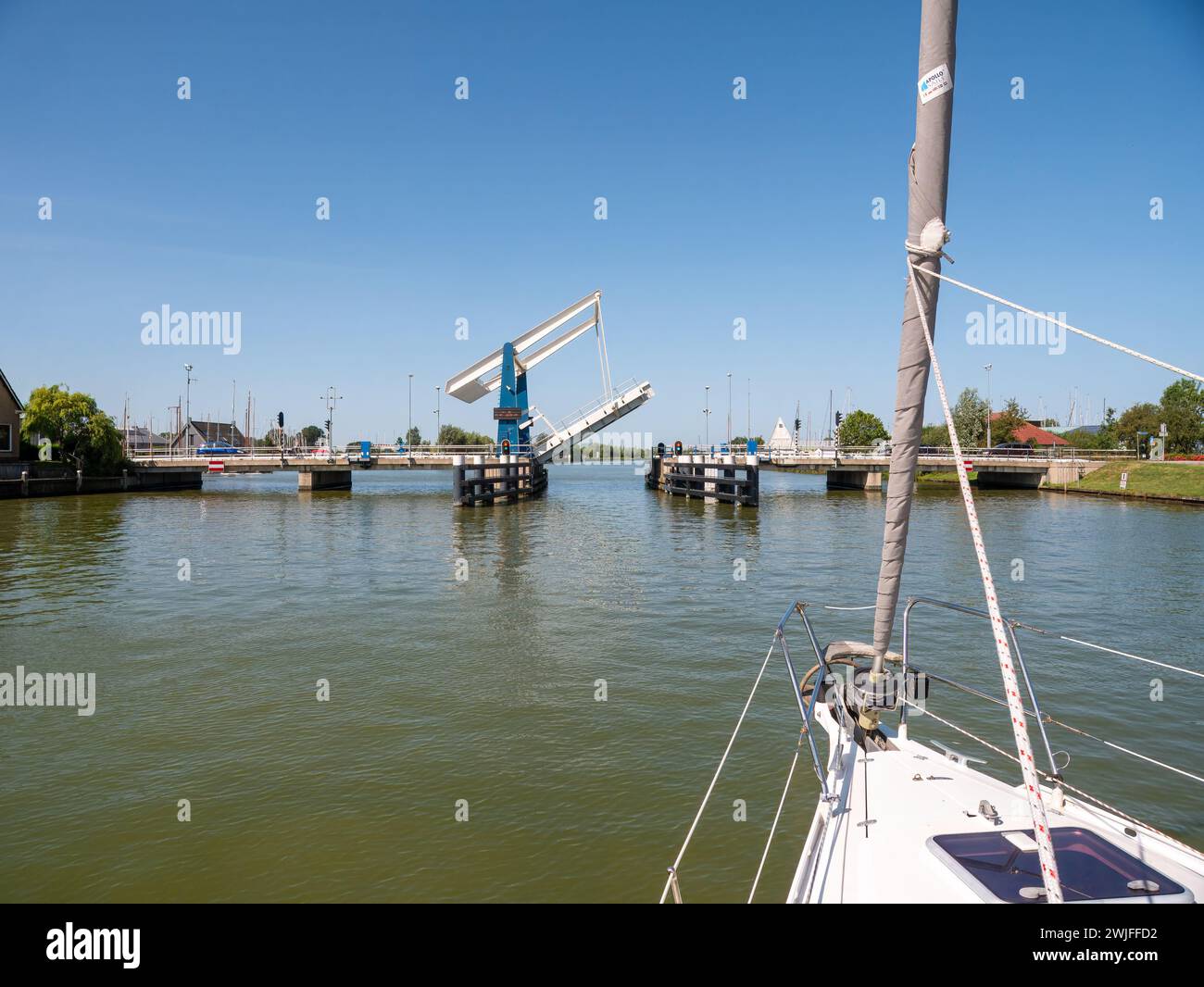 Barca a vela in avvicinamento al ponte in attesa di apertura - 2/4, ponte Warnsebrug sul canale Johan Frisokanaal in Frisia, Paesi Bassi Foto Stock