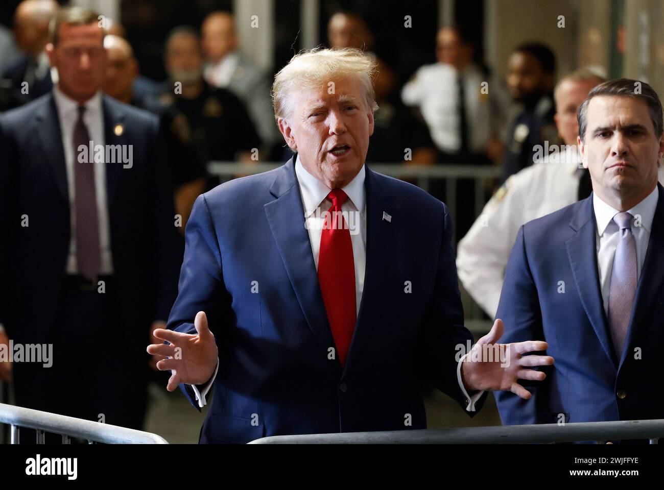 New York, Stati Uniti. 15 febbraio 2024. L'ex presidente Donald Trump parla quando arriva alla Manhattan Criminal Court al 100 di Centre Street per partecipare a un'udienza a New York City giovedì 15 febbraio 2024. L'ex presidente Donald Trump è apparso in tribunale giovedì per un'udienza nel suo caso criminale New York Hush-money, che sembra verosimilmente andrà a processo il mese prossimo. Foto di John Angelillo/UPI credito: UPI/Alamy Live News Foto Stock