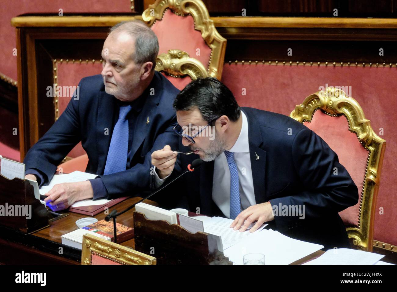 Roma, Italia. 15 febbraio 2024. Foto Mauro Scrobogna/LaPresse15-02-2024 Roma (Italia) politica - Senato, interrogazioni a risposta immediata - nella foto: il Ministro dei trasporti e infrastrutture Matteo Salvini, Roberto Calderoli Ministro agli affari regionali e autonomia durante il tempo delle interrogazioni 15 febbraio, Roma (Italia) politica - Senato, domande con risposta immediata - nella foto: il Ministro dei trasporti e delle infrastrutture Matteo Salvini, Roberto Calderoli Ministro degli affari regionali e dell'autonomia durante il tempo delle interrogazioni crediti: LaPresse/Alamy Live News Foto Stock