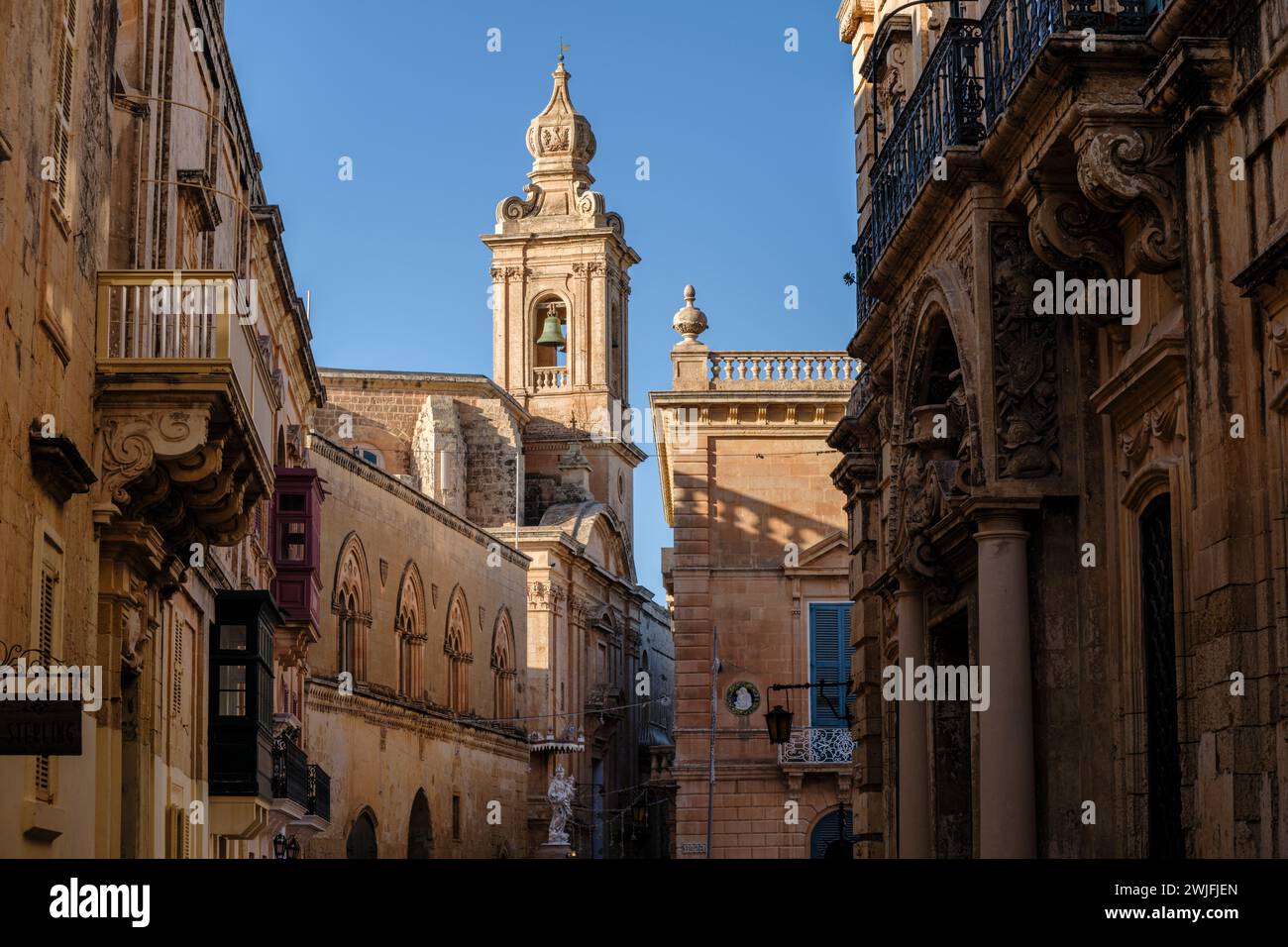 Vista verso la Chiesa del Priorato Carmelitano e il suo campanile, Mdina, Malta Foto Stock