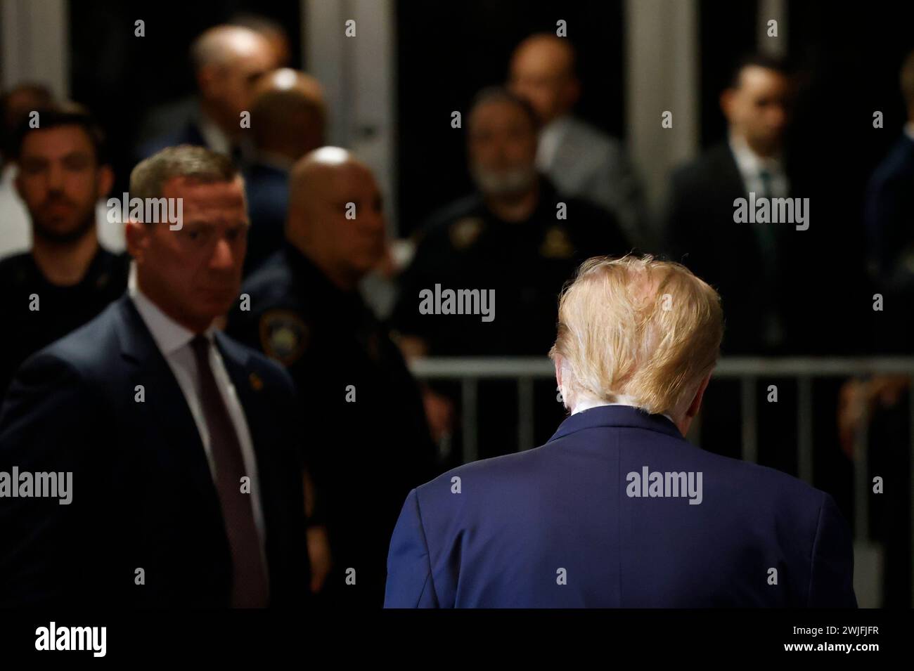 New York, Stati Uniti. 15 febbraio 2024. L'ex presidente Donald Trump parla quando arriva alla Manhattan Criminal Court al 100 di Centre Street per partecipare a un'udienza a New York City giovedì 15 febbraio 2024. L'ex presidente Donald Trump è apparso in tribunale giovedì per un'udienza nel suo caso criminale New York Hush-money, che sembra verosimilmente andrà a processo il mese prossimo. Foto di John Angelillo/UPI credito: UPI/Alamy Live News Foto Stock