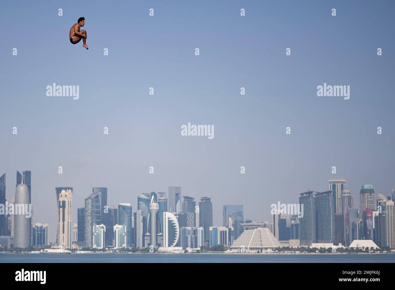 Doha, Qatar. 15 febbraio 2024. High Diver gareggia nel 27m Platform Men Round 3 - 4 durante il 21° Mondiale di Aquatics al Porto Vecchio di Doha (Qatar), il 15 febbraio 2024. Crediti: Insidefoto di andrea staccioli/Alamy Live News Foto Stock
