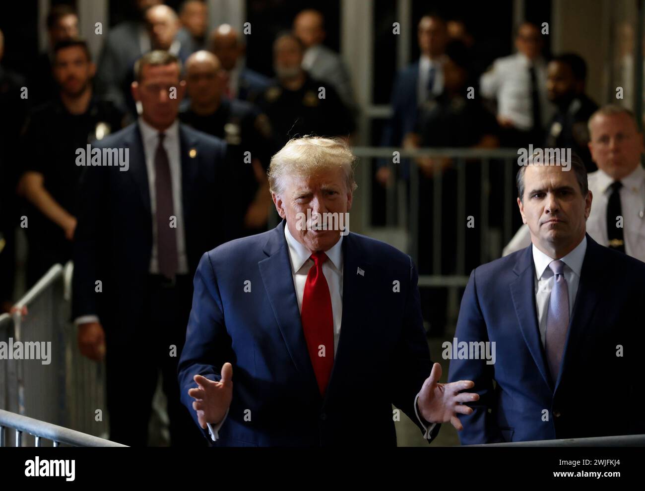 New York, Stati Uniti. 15 febbraio 2024. L'ex presidente Donald Trump parla quando arriva alla Manhattan Criminal Court al 100 di Centre Street per partecipare a un'udienza a New York City giovedì 15 febbraio 2024. L'ex presidente Donald Trump è apparso in tribunale giovedì per un'udienza nel suo caso criminale New York Hush-money, che sembra verosimilmente andrà a processo il mese prossimo. Foto di John Angelillo/UPI credito: UPI/Alamy Live News Foto Stock