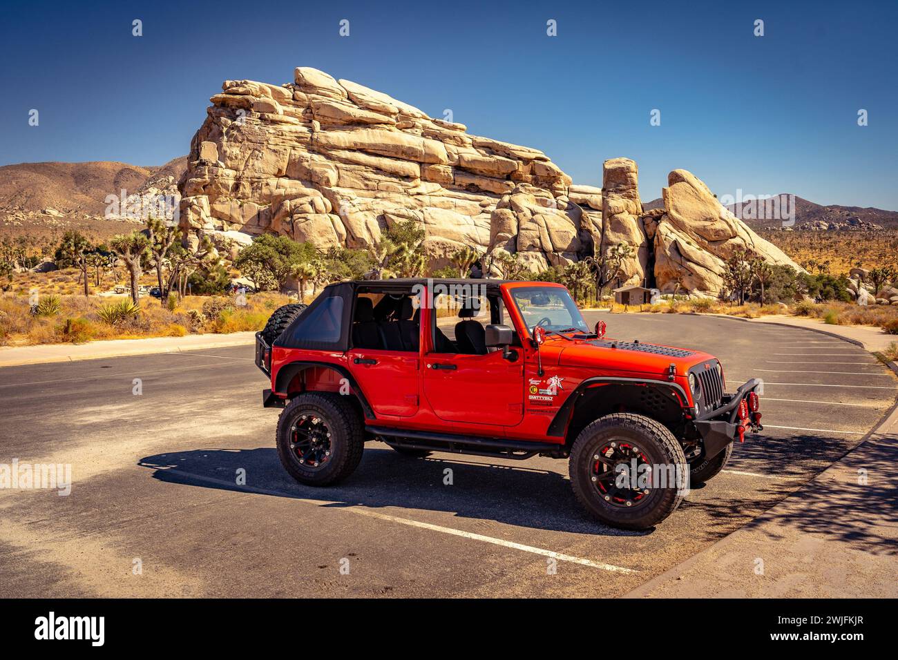 Joshua Tree National Park, California, Stati Uniti - Red Jeep Wrangler Unlimited Foto Stock