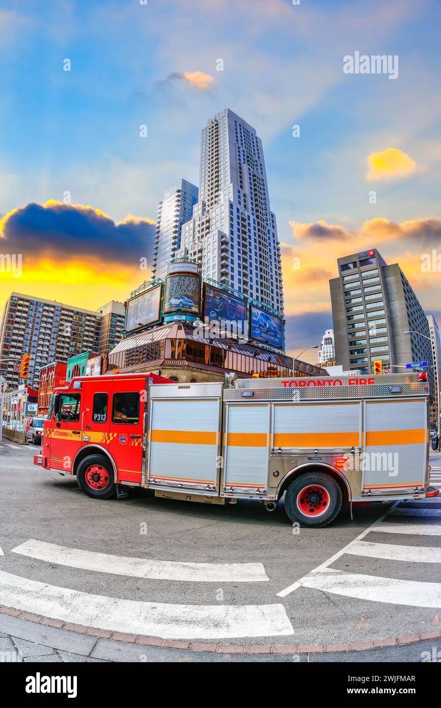 Camion o motore dei pompieri nel quartiere centrale, vista super grandangolare, a Toronto, Canada Foto Stock