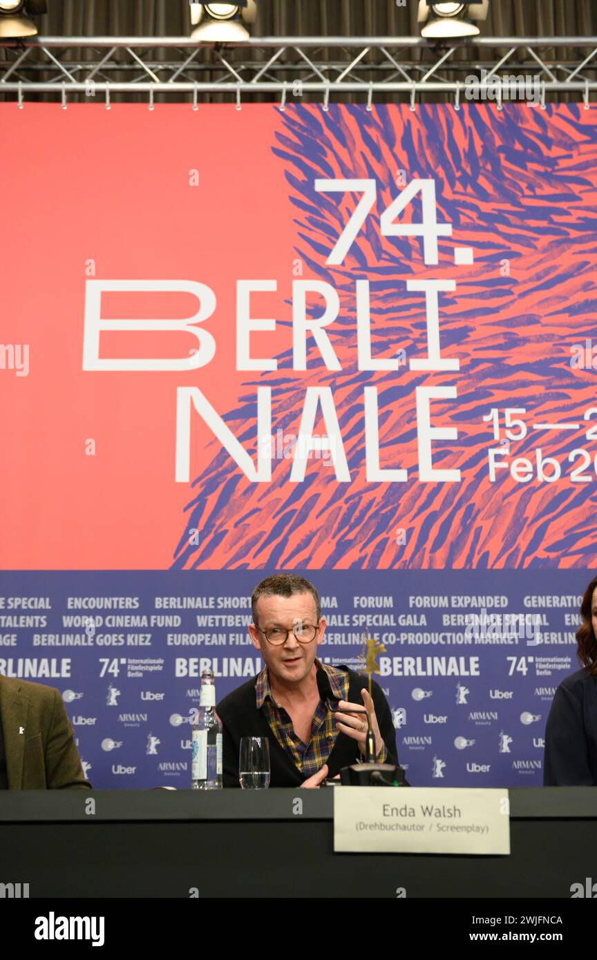 Drehbuchautor Enda Walsh bei der Pressekonferenz zum Eroeffnungsfilmder 74. Berlinale, piccole cose come questi von Tim Mielants. Berlinale Filmfestival *** la sceneggiatrice Enda Walsh alla conferenza stampa per il film di apertura della 74a Berlinale, piccole cose come queste di Tim Mielants Berlinale Film Festival Foto Stock