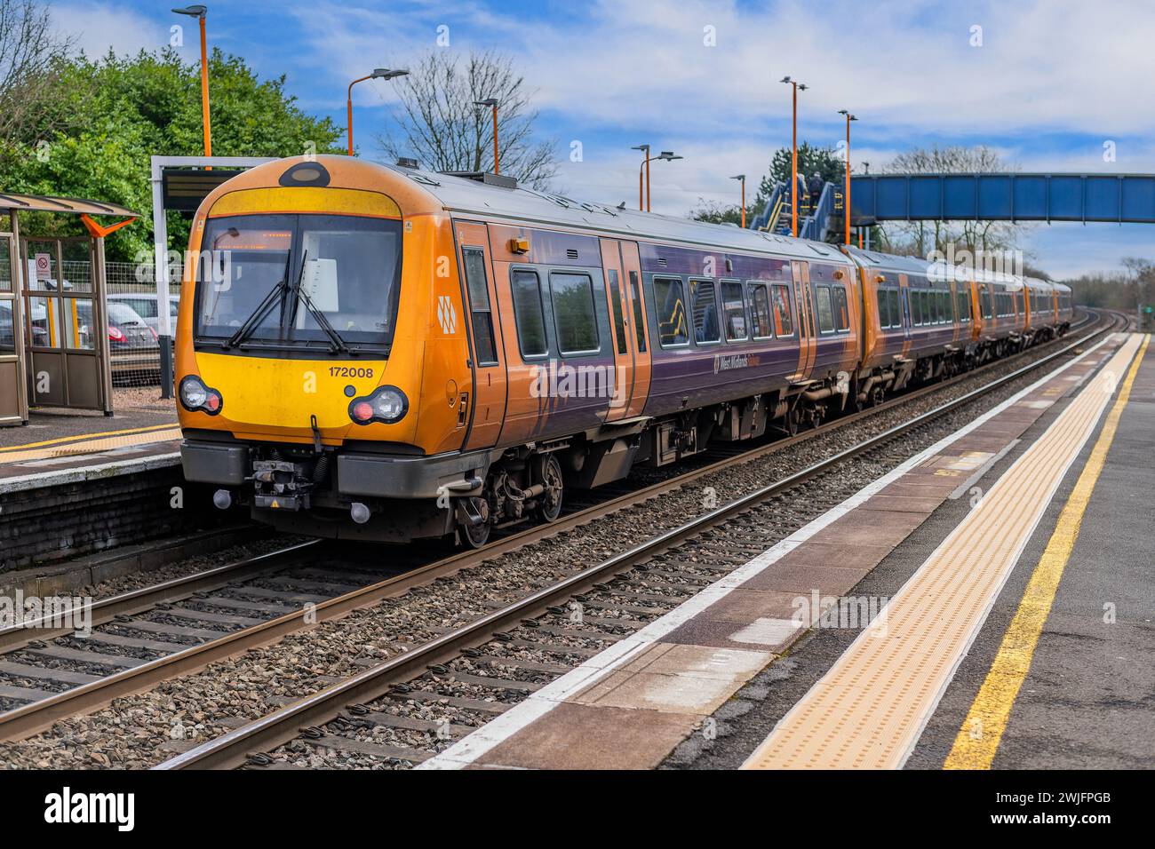 widney manor solihull west midlands inghilterra, stazione ferroviaria del regno unito, linea di pendolari passeggeri, treni merci a gasolio e carri container Foto Stock