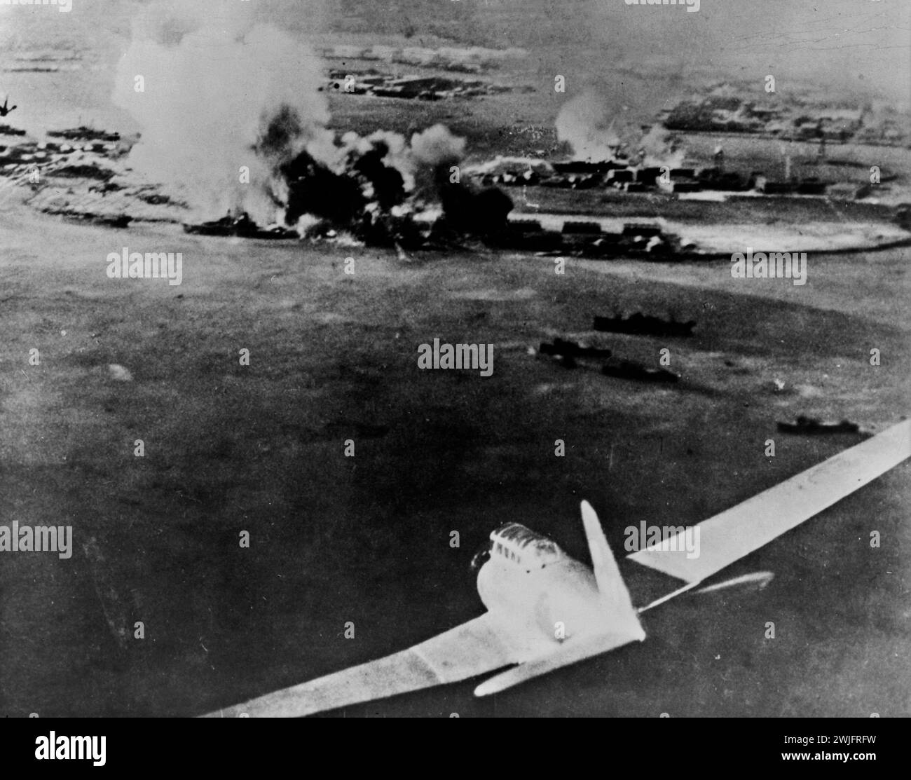 Fotografia aerea, scattata da un pilota giapponese, della distruzione di Pearl Harbor, bombardiere giapponese in primo piano in basso a destra Foto Stock