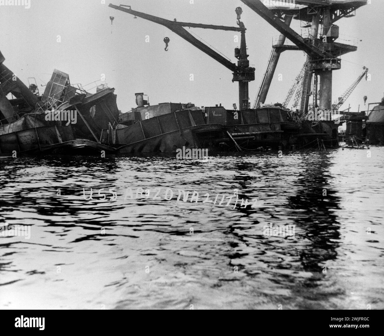 Seconda guerra mondiale - Pearl Harbor, dicembre 1941 - USS Arizona - Ponte e dettagli della gru come affondati a Pearl Harbor Foto Stock