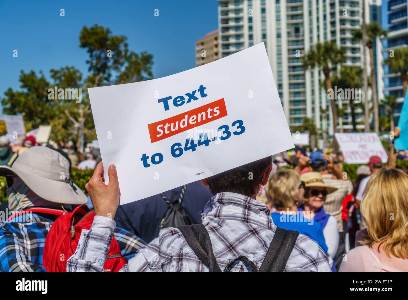 Sarasota, Florida, Stati Uniti - 24 marzo 2018 - i manifestanti si riuniscono alla marcia di protesta guidata dagli studenti per le nostre vite con un cartello. Foto Stock