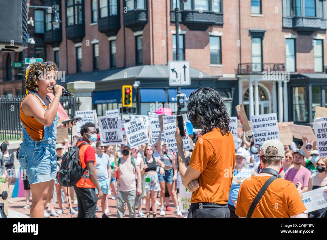 Boston, ma, US-25 giugno 2022: Proteste che tengono segnali a favore dell'aborto alla manifestazione in risposta alla sentenza della Corte Suprema che rovescia Roe contro Wade. Foto Stock