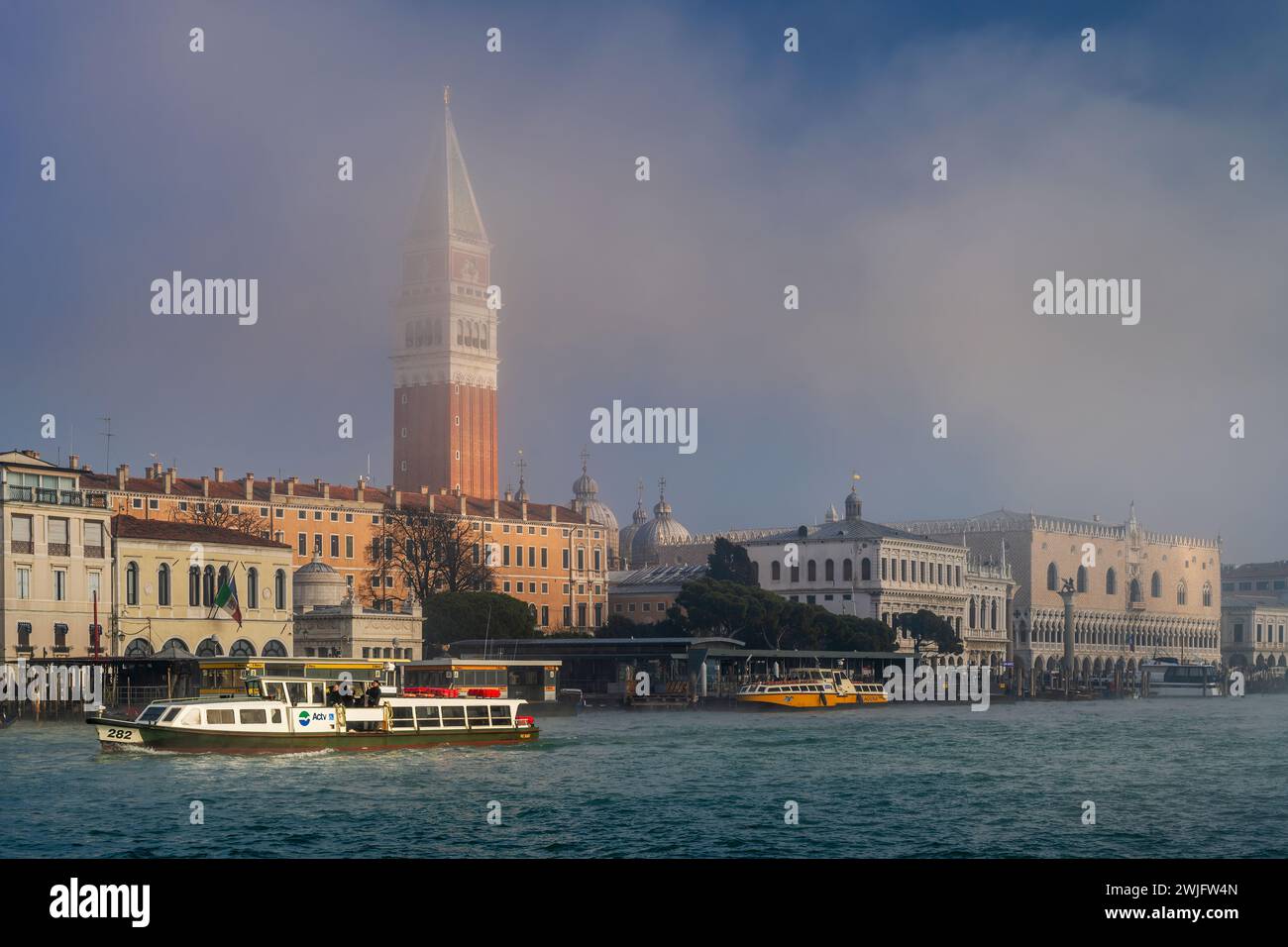 Grand Canal e St Mark's Campanile avvolto nella nebbia, Venezia, Veneto, Italia Foto Stock