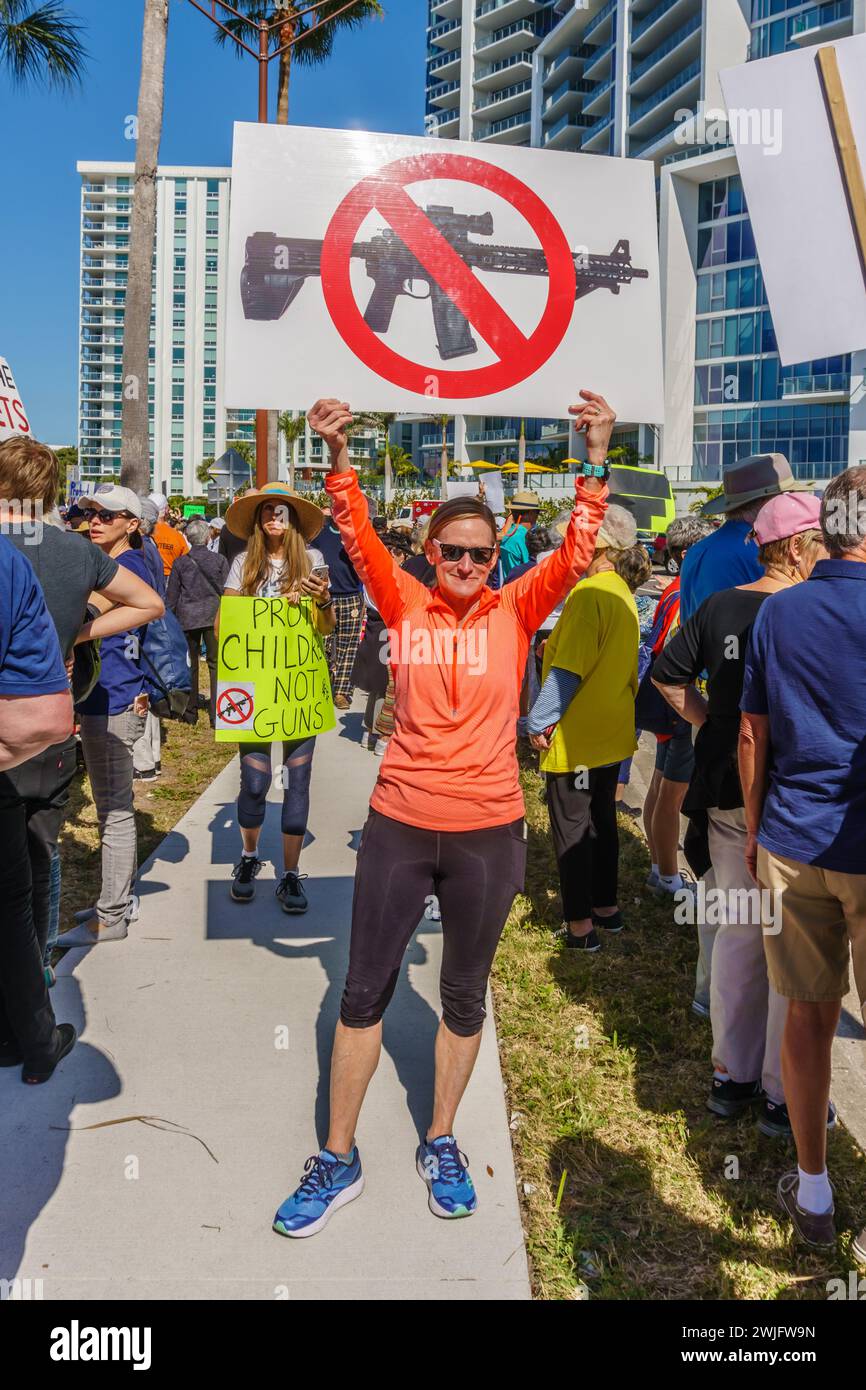 Sarasota, Florida, Stati Uniti - 24 marzo 2018 - i manifestanti si riuniscono alla marcia di protesta guidata dagli studenti per le nostre vite con un cartello d'arma d'assalto. Foto Stock