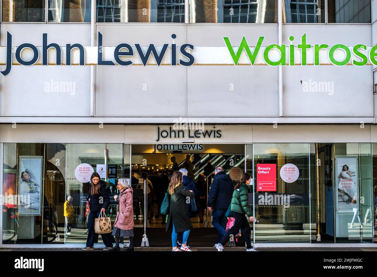 Kingston-upon-Thames, Londra, Regno Unito, 12 febbraio 2024, gli acquirenti entrano nel John Lewis Department Store e nel Waitrose Supermarket Foto Stock