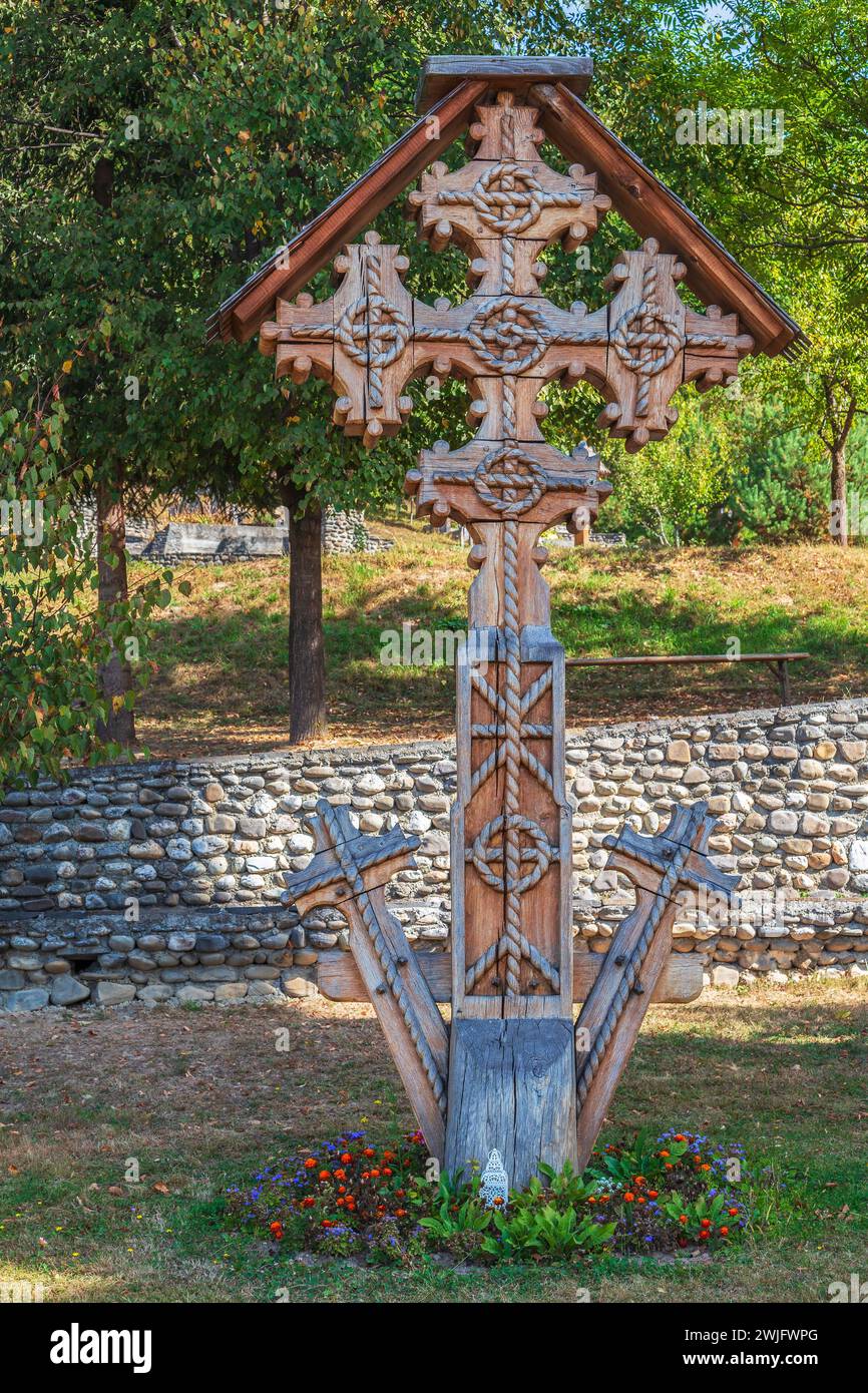 Croce decorativa in legno intagliata con motivi tradizionali rumeni, specifica per l'area Maramures, il monastero di Barsana, Romania. Foto Stock