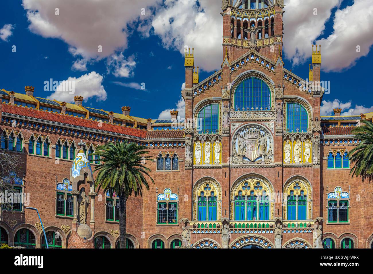 Barcellona, Spagna - 27 febbraio 2022: Dettaglio dell'ex Hospital de la Santa Creu i Sant Pau, costruito nel 1901-1930, in stile Art Nouveau, architetto catalano LLU Foto Stock